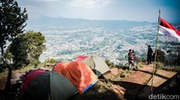 Berada di ketinggian 1.587 mdpl, Gunung Putri Lembang jadi salah satu objek wisata bertema alam paling ramai dikunjungi. Wisatawan bisa melepas penat dengan melakukan forest healing. Jika tak suka berkemah, hiking bis jadi pilihan. 