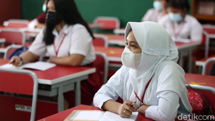 88 SD di Bekasi Langsungkan Belajar Tatap Muka Siswa siswi belajar secara tatap muka dengan protokol kesehatan di Sekolah Dasar Pekayon Jaya 6, Kota Bekasi, Jawa Barat, Selasa (23/3/2021). Sebanyak 88 SD diberikan izin untuk menggelar pembelajaran tatap muka (PTM) berbasis adaptasi tatatan hidup baru satuan pendidikan (ATHBP-SP). Di Sekolah ini ada 3 kelas siswa SD kelas 6 yang mengikuti proses belajar tatap muka. Setiap kelas terdiri dari 15 siswa siswi.