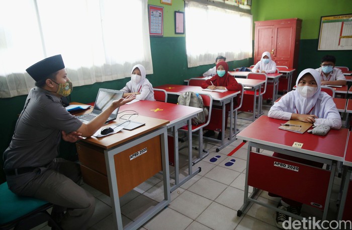 Siswa siswi belajar secara tatap muka dengan protokol kesehatan di Sekolah Dasar Pekayon Jaya 6, Kota Bekasi, Jawa Barat, Selasa (23/3/2021). Sebanyak 88 SD diberikan izin untuk menggelar pembelajaran tatap muka (PTM) berbasis adaptasi tatatan hidup baru satuan pendidikan (ATHBP-SP). Di Sekolah ini ada 3 kelas siswa SD kelas 6 yang mengikuti proses belajar tatap muka. Setiap kelas terdiri dari 15 siswa siswi.