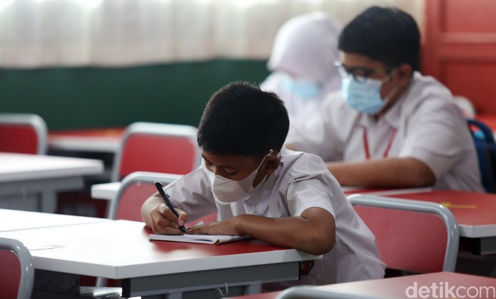 Siswa siswi belajar secara tatap muka dengan protokol kesehatan di Sekolah Dasar Pekayon Jaya 6, Kota Bekasi, Jawa Barat, Selasa (23/3/2021). Sebanyak 88 SD diberikan izin untuk menggelar pembelajaran tatap muka (PTM) berbasis adaptasi tatatan hidup baru satuan pendidikan (ATHBP-SP). Di Sekolah ini ada 3 kelas siswa SD kelas 6 yang mengikuti proses belajar tatap muka. Setiap kelas terdiri dari 15 siswa siswi.