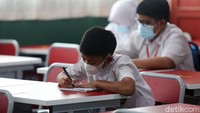 Jaga jarak juga diterapkan di sekolah dasar tersebut. Jadi setiap meja hanya diisi satu siswa.