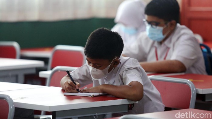 Siswa siswi belajar secara tatap muka dengan protokol kesehatan di Sekolah Dasar Pekayon Jaya 6, Kota Bekasi, Jawa Barat, Selasa (23/3/2021). Sebanyak 88 SD diberikan izin untuk menggelar pembelajaran tatap muka (PTM) berbasis adaptasi tatatan hidup baru satuan pendidikan (ATHBP-SP). Di Sekolah ini ada 3 kelas siswa SD kelas 6 yang mengikuti proses belajar tatap muka. Setiap kelas terdiri dari 15 siswa siswi.