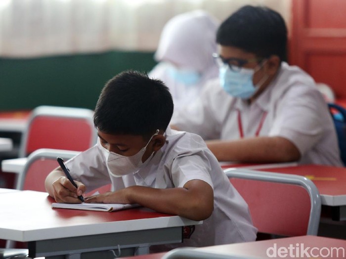 Siswa siswi belajar secara tatap muka dengan protokol kesehatan di Sekolah Dasar Pekayon Jaya 6, Kota Bekasi, Jawa Barat, Selasa (23/3/2021). Sebanyak 88 SD diberikan izin untuk menggelar pembelajaran tatap muka (PTM) berbasis adaptasi tatatan hidup baru satuan pendidikan (ATHBP-SP). Di Sekolah ini ada 3 kelas siswa SD kelas 6 yang mengikuti proses belajar tatap muka. Setiap kelas terdiri dari 15 siswa siswi.