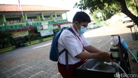 Selain dicek suhu tubuhnya, para siswa juga wajib mencuci tangan dengan sabun.