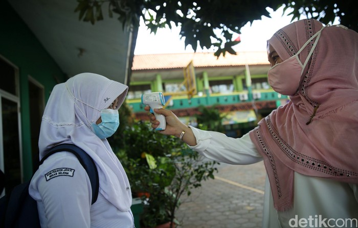Siswa siswi belajar secara tatap muka dengan protokol kesehatan di Sekolah Dasar Pekayon Jaya 6, Kota Bekasi, Jawa Barat, Selasa (23/3/2021). Sebanyak 88 SD diberikan izin untuk menggelar pembelajaran tatap muka (PTM) berbasis adaptasi tatatan hidup baru satuan pendidikan (ATHBP-SP). Di Sekolah ini ada 3 kelas siswa SD kelas 6 yang mengikuti proses belajar tatap muka. Setiap kelas terdiri dari 15 siswa siswi.