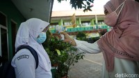 Belajar tatap muka ini dengan menerapkan protokol kesehatan secara ketat.
