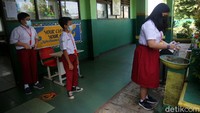 Protokol kesehatan diterapkan secara ketat untuk mencegah penularan COVID-19.