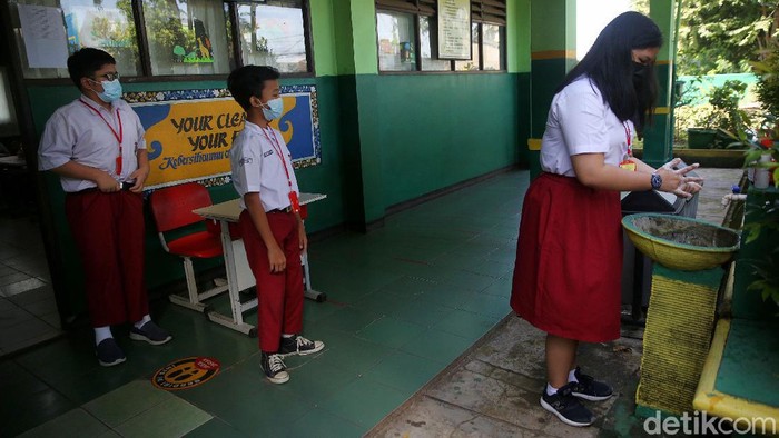 Siswa siswi belajar secara tatap muka dengan protokol kesehatan di Sekolah Dasar Pekayon Jaya 6, Kota Bekasi, Jawa Barat, Selasa (23/3/2021). Sebanyak 88 SD diberikan izin untuk menggelar pembelajaran tatap muka (PTM) berbasis adaptasi tatatan hidup baru satuan pendidikan (ATHBP-SP). Di Sekolah ini ada 3 kelas siswa SD kelas 6 yang mengikuti proses belajar tatap muka. Setiap kelas terdiri dari 15 siswa siswi.