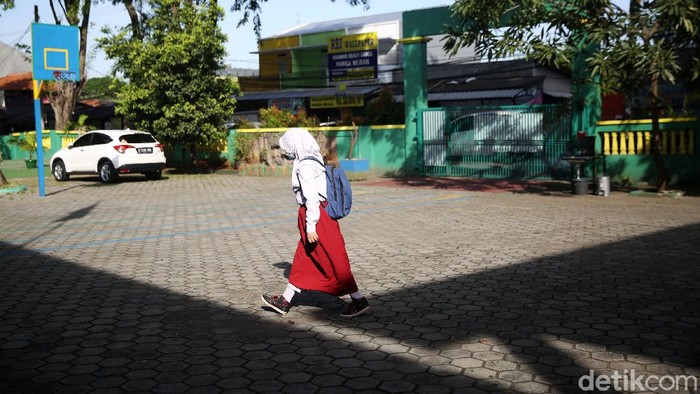 Siswa siswi belajar secara tatap muka dengan protokol kesehatan di Sekolah Dasar Pekayon Jaya 6, Kota Bekasi, Jawa Barat, Selasa (23/3/2021). Sebanyak 88 SD diberikan izin untuk menggelar pembelajaran tatap muka (PTM) berbasis adaptasi tatatan hidup baru satuan pendidikan (ATHBP-SP). Di Sekolah ini ada 3 kelas siswa SD kelas 6 yang mengikuti proses belajar tatap muka. Setiap kelas terdiri dari 15 siswa siswi.