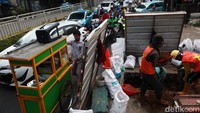 Jalan Tendean menyempit akibat proyek galian tersebut.