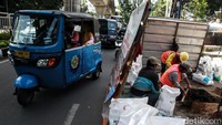 Pengendara harus ekstra hati-hati saat melintas di sekitar proyek galian.