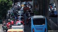 Kemacetan terlihat dari flyover Mampang Prapatan arah Blok M hingga titik galian. 