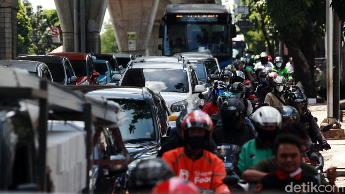 Arus lalu-lintas terpantau padat cenderung macet saat melintas di proyek galian utilitas di Jl Tendean, Jakarta Selatan, Selasa (23/3/2021). Kemacetan terlihat sejak dari flyover Mampang Prapatan arah Blok M hingga titik galian.