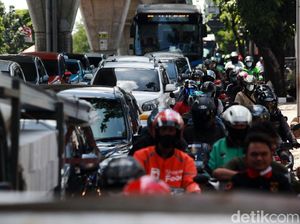 Mencoba Melintasi Jalur Macet di Jl Tendean karena Galian Manhole