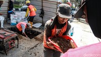 Proyek ini memakan sebagian ruas jalan.