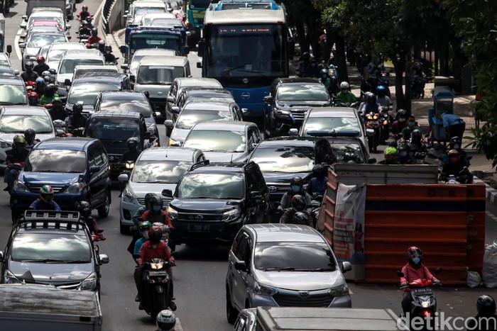 Arus lalu-lintas terpantau padat cenderung macet saat melintas di proyek galian utilitas di Jl Tendean, Jakarta Selatan, Selasa (23/3/2021). Kemacetan terlihat sejak dari flyover Mampang Prapatan arah Blok M hingga titik galian.