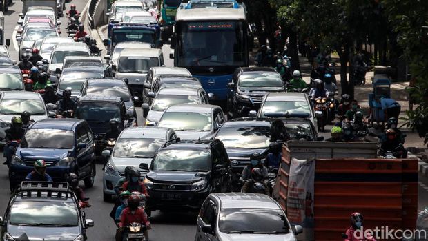 Arus lalu-lintas terpantau padat cenderung macet saat melintas di proyek galian utilitas di Jl Tendean, Jakarta Selatan, Selasa (23/3/2021). Kemacetan terlihat sejak dari flyover Mampang Prapatan arah Blok M hingga titik galian.