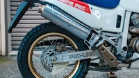 Di balik jubahnya ada mesin 647cc berpendingin air 4-tak 52 ° V-Twin SOHC dengan 6-katup, mampu memuntahkan tenaga 56 hp yang disalurkan melalui transmisi 5-percepatan. Foto: Bringatrailer