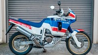 Berbeda dengan moge petualan terbaru Honda Africa Twin yang kini punya embel-embel CRF1000L, moge petualang klasik ini diluncurkan Honda 30 tahun yang lalu. Motor yang dilelang ini merupakan generasi pertama Africa Twin yang lahir pada tahun 1988-1989, XRV650. Foto: Bringatrailer