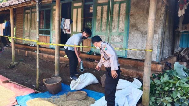 Seorang anak di Trenggalek membacok ayah angkatnya hingga tewas. Pelaku juga membacok dua anggota keluarga yang lain.