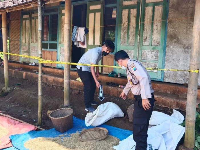 Seorang anak di Trenggalek membacok ayah angkatnya hingga tewas. Pelaku juga membacok dua anggota keluarga yang lain.