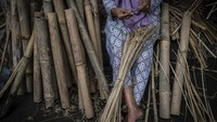 Tidak sekedar sebagai barang yang digunakan sendiri dalam kehidupan rumah tangga, anyaman bambu juga merupakan kerajinan andalan yang menjadikan Desa Loyok terkenal di daerah-daerah lain, bahkan luar negeri. Kini, anyaman bambu hasil karya warga Loyok telah berhasil menembus pasar Eropa, Amerika Serikat, Australia, China, Jepang, Israel, dan Turki.  