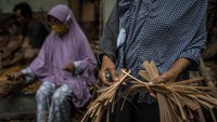 Agus Hartadi (47), salah satu penggerak ekonomi di Loyok menjadikan anyaman bambu sebagai komoditas diperhitungkan di pasar global.  Melalui Kelompok Loyok Kreatif yang dia bentuk sejak 2017, Agus memberdayakan masyarakat setempat untuk membuat berbagai bentuk kerajinan anyaman bambu.   