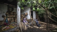 Tak hanya itu. Proses produksi kerajinan anyaman bambu yang membutuhkan ketelitian, ketrampilan, dan sentuhan estetika tinggi juga Agus kemas menjadi sebuah magnet bagi wisatawan untuk datang ke desanya.  