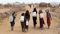 Banyak orang di dunia ini yang masih harus berusaha mendapatkan akses air bersih. Getty Images/Oli Scarff  