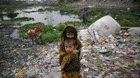 Tidak menjadikan sungai sebagai tempat pembuangan limbah sebagai contoh, atau berlaku boros dalam penggunaan air utamanya air bersih. Getty Images/Allison Joyce  