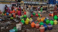 Namun, berdasarkan data Sustainable Development Goal 6 dari PBB, 40% orang dari populasi di dunia atau sekitar 3 miliar orang tidak memiliki fasilitas untuk mencuci tangan dengan air dan sabun. Getty Images/Atul Loke  