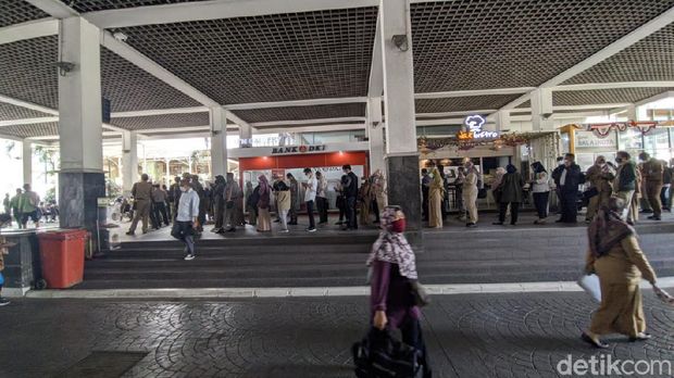 ASN Pemprov DKI Jakarta menjalani vaksinasi COVID-19 di Balai Kota (Tiara Aliya/detikcom)