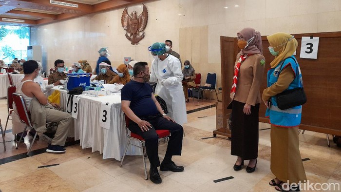 ASN Pemprov DKI Jakarta menjalani vaksinasi COVID-19 di Balai Kota (Tiara Aliya/detikcom)