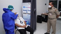 Petugas melakukan swab kepada Komite Investasi BKPM RI, Anggawira, disaksikan Walikota Jakarta Barat, Uus Kuswanto, usai launching Outlet Swab bersamadokter di Komplek Ruko Kalideres Megah, Jakarta. Foto: dok. BKPM