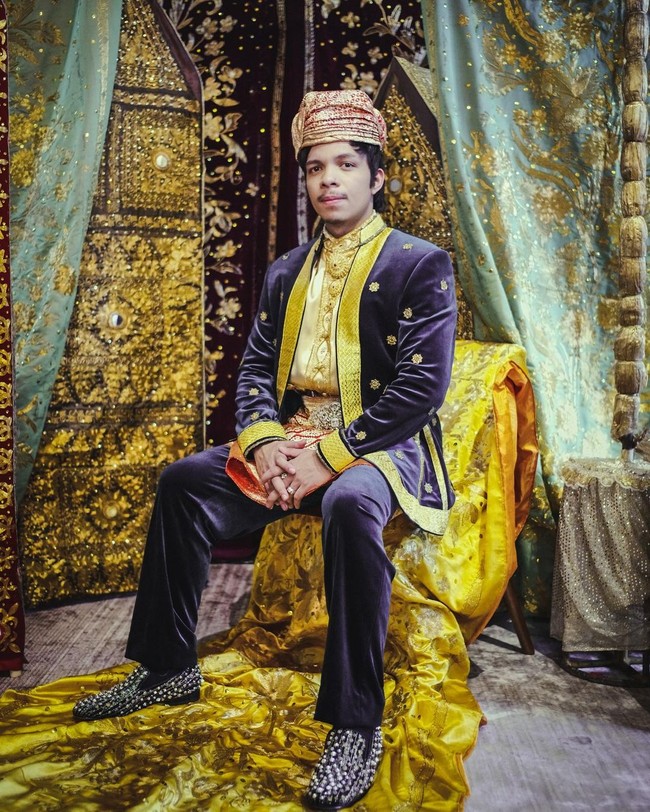 Begini penampilan Atta Halilintar dalam balutan pakaian adat Minangkabau. Atta terlihat melepas bandana yang merupakan ciri khasnya. Foto: Instagram/@attahalilintar