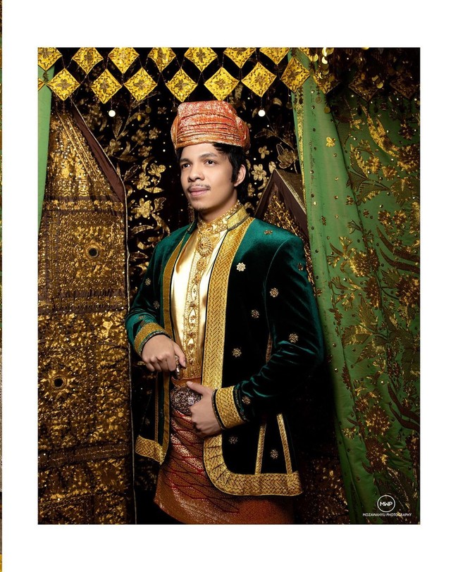 Pakaian Atta Halilintar sendiri terlihat jauh lebih simple dibanding dengan yang dikenakan oleh Aurel Hermansyah. Atta terlihat gagah dengan pakaian adat berwarna serupa dengan yang dikenakan Aurel. Foto: Instagram/@mozawahyu