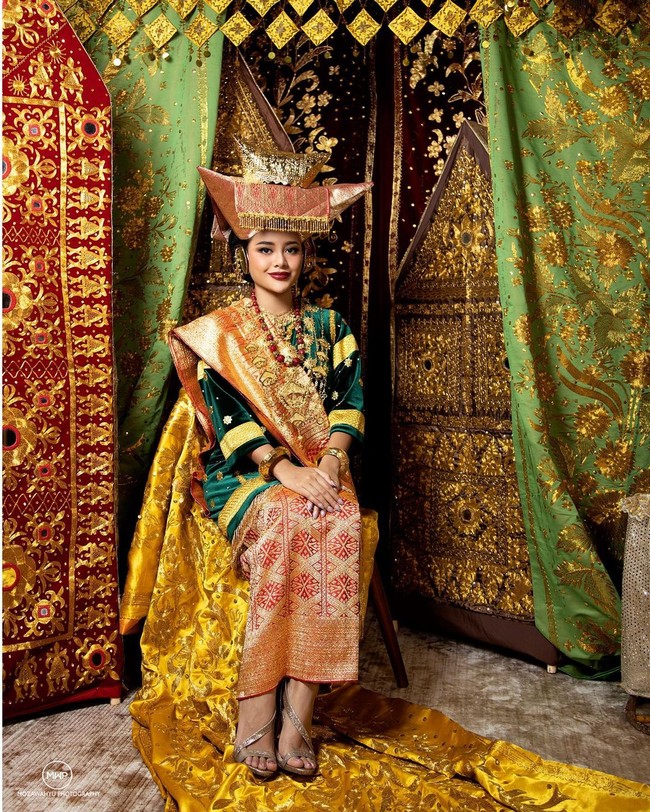 Baju adat Minangkabau yang dikenakan oleh Aurel itu bernama Limpapeh Rumah Nan Gadang atau sering disebut busana Bundo Kanduang. Bagaimana penampilannya menurutmu? Foto: Instagram/@mozawahyu