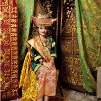 Baju adat Minangkabau yang dikenakan oleh Aurel itu bernama Limpapeh Rumah Nan Gadang atau sering disebut busana Bundo Kanduang. Bagaimana penampilannya menurutmu? Foto: Instagram/@mozawahyu