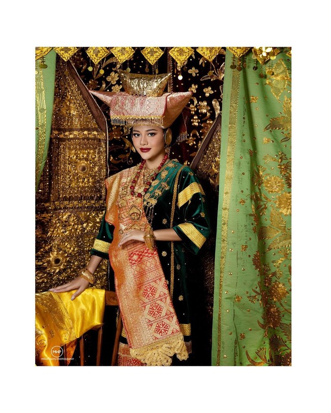 Salah satu artis Indonesia yang baru saja terlihat melakukan sesi foto prewedding dengan mengenakan pakaian adat Minangkabau adalah Aurel Hermansyah. Adat Minang sendiri dipilih karena sesuai dengan kota asal sang calon suami, Atta Halilintar. Foto: Instagram/@mozawahyu