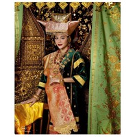 Salah satu artis Indonesia yang baru saja terlihat melakukan sesi foto prewedding dengan mengenakan pakaian adat Minangkabau adalah Aurel Hermansyah. Adat Minang sendiri dipilih karena sesuai dengan kota asal sang calon suami, Atta Halilintar. Foto: Instagram/@mozawahyu