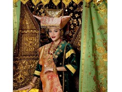 8 Potret Kecantikan Artis Foto Prewedding Pakai Adat Minang, Curi Perhatian