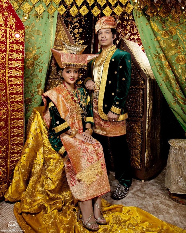 Hasil foto-foto prewedding keduanya itu dibagikan melalui media sosial Instagram. Dalam foto-fotonya itu Atta Halilintar dan Aurel Hermansyah terlihat sangat serasi. Foto: Instagram/@mozawahyu