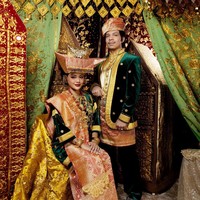 Hasil foto-foto prewedding keduanya itu dibagikan melalui media sosial Instagram. Dalam foto-fotonya itu Atta Halilintar dan Aurel Hermansyah terlihat sangat serasi. Foto: Instagram/@mozawahyu