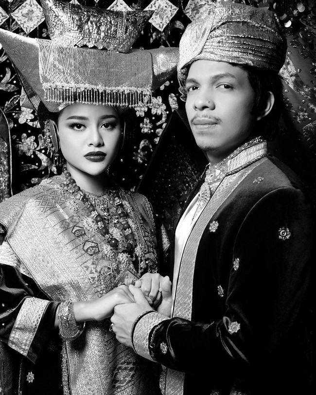 Ini potret Atta Halilintar dan Aurel Hermansyah dalam nuansa hitam putih. Bagaimana penampilan keduanya, terlihat serasi nggak nih? Foto: Instagram/@mozawahyu