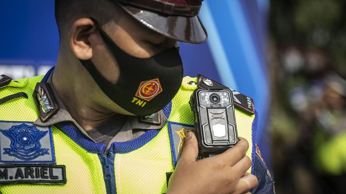 Kapolda Metro Jaya Irjen Pol Fadil Imran (kanan) didampingi Wakapolda Metro Jaya Brigjen Pol Hendro Pandowo (ketiga kanan) dan Dirlantas Polda Metro Jaya Kombes Pol Sambodo (kedua kanan) menunjukkan kepada media petugas Polisi Lalu Lintas yang telah dilengkapi dengan kamera Electric Traffic Law Enforcement (ETLE)  Mobil saat peluncuran di Polda Metro Jaya, Sabtu (20/3/2021). Polda Metro Jaya meluncurkan 30 perangkat kamera ETLE Mobile yang terpasang di badan petugas (body cam), helm (helmet cam), dan dashboard mobil (dash cam). ANTARA FOTO/Aprillio Akbar/hp.