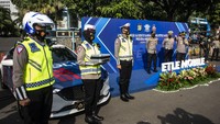 Diketahui, Polda Metro Jaya meluncurkan 30 perangkat kamera ETLE Mobile yang terpasang di badan petugas (body cam), helm (helmet cam), dan dashboard mobil (dash cam). ANTARA FOTO/Aprillio Akbar  