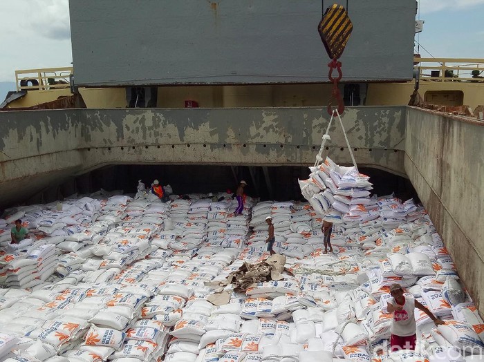 Sebanyak 3.000 ton beras Vietnam sisa impor pada 2018 masih ngendon di Banyuwangi. Ribuan ton beras itu tersebar di gudang-gudang Bulog di Banyuwangi.