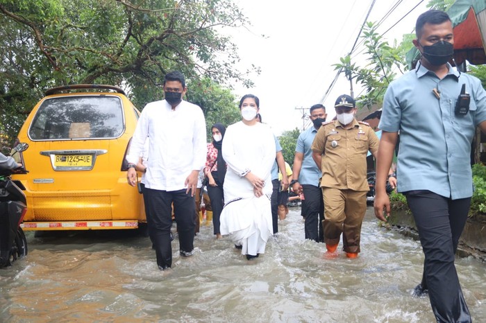 Bobby cek banjir di Medan bareng Kahiyang (dok. Istimewa)
