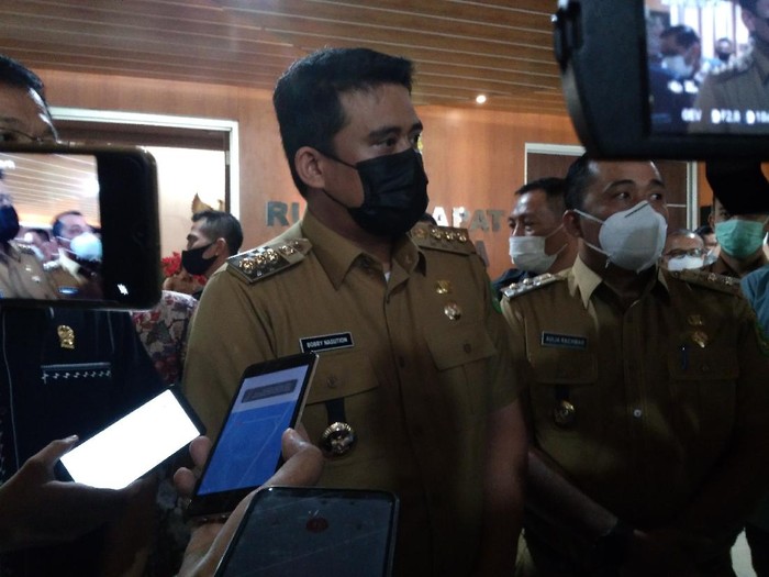 Bobby Nasution (masker hitam)/Datuk Haris-detikcom