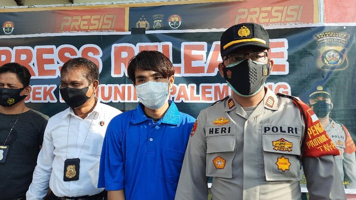 Sempat kabur ke Yogyakarta, Andi Gunawan alias Igun (29), buronan kasus jambret sadis di Palembang, Sumatera Selatan (Sumsel) ditangkap Polisi. Igun ditangkap saat pulang ke Palembang usai enam bulan buron jadi pembuat kandang burung di Yogyakarta.